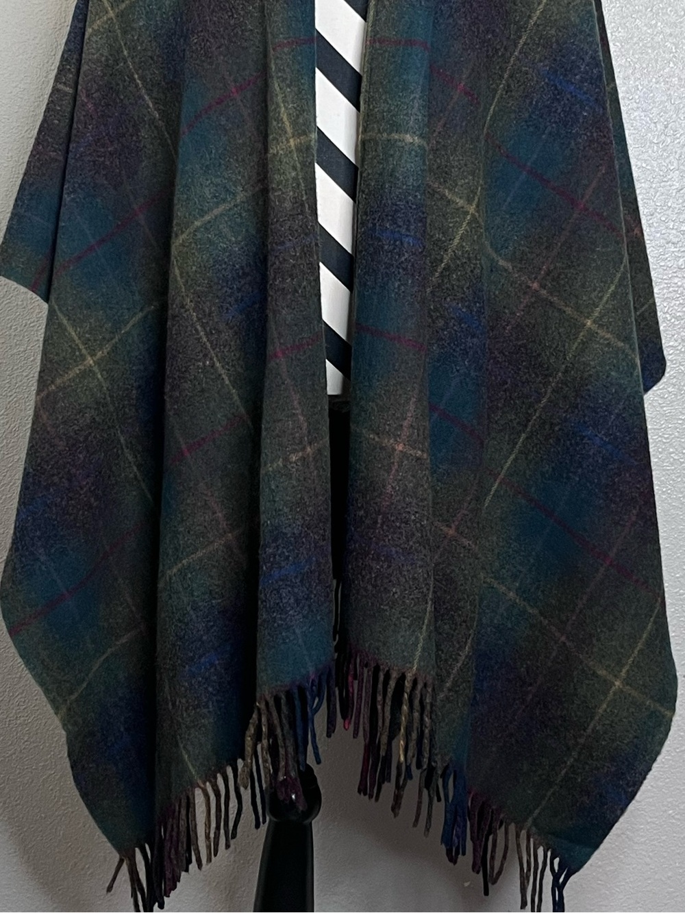 Green Grove Weavers Scotland 100% Lambswool Dark Academia Plaid Tartan Poncho - Picture 7 of 12